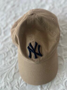 3 Basball caps like new